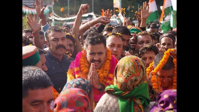 Congress MLA Vikramadutya Singh during Yuva Rojgar Sangharsh Yatra at Karsog in Mandi district on Monday. (HT Photo)