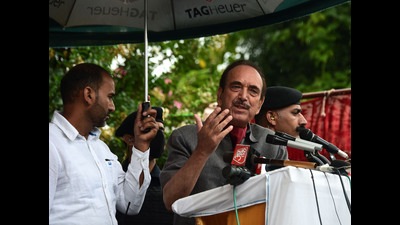 Former congress leader Ghulam Nabi Azad at a public meeting in Baramulla September 11 said said he will launch his new party in 10 days. (HT Photo) Former congress leader Ghulam Nabi Azad at a public meeting in Baramulla September 11 said said he will launch his new party in 10 days. (HT Photo)