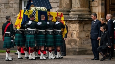 The Princess Royal curtseys the coffin of Queen Elizabeth II, draped with the Royal Standard of Scotland, as it arrives at Holyroodhouse. (REUTERS)