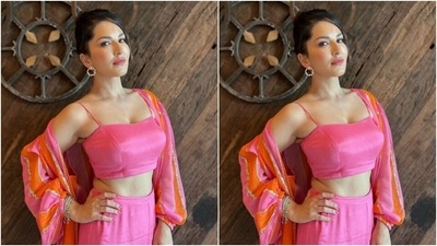 Sunny further accessorised her look for the day in silver hoop earrings from the house of Mozaati. In a silver bracelet, she rounded off her look. (Instagram/@sunnyleone)