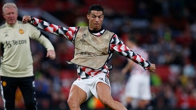 Cristiano Ronaldo warms up ahead of a match for Manchester United. (REUTERS)