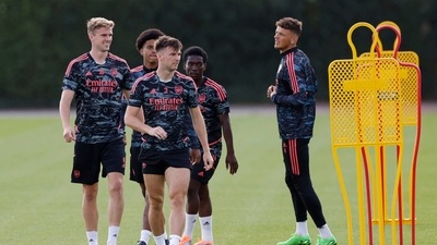 Arsenal's Kieran Tierney, Rob Holding and Ben White during training&nbsp; (Action Images via Reuters)
