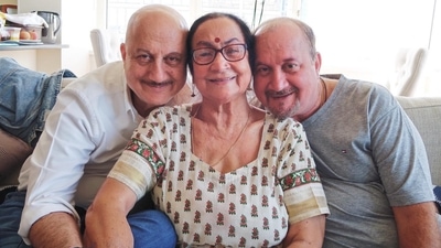 Anupam Kher with his mother Dulari Kher and younger brother-actor Raju Kher. Anupam Kher with his mother Dulari Kher and younger brother-actor Raju Kher.