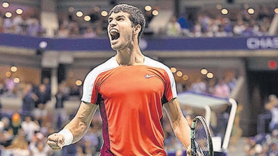 Carlos Alcaraz of Spain celebrates winning the third set tiebreak against Casper Ruud of Norway during their Men’s Singles Final match on Day Fourteen of the 2022 US Open at USTA Billie Jean King National Tennis Center on September 11, 2022 in the Flushing neighborhood of the Queens borough of New York City. (AFP) Carlos Alcaraz of Spain celebrates winning the third set tiebreak against Casper Ruud of Norway during their Men’s Singles Final match on Day Fourteen of the 2022 US Open at USTA Billie Jean King National Tennis Center on September 11, 2022 in the Flushing neighborhood of the Queens borough of New York City. (AFP)