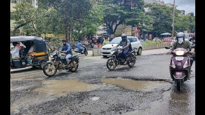 Potholes at Bibvewadi road. (Rahul Raut/HT PHOTO) Potholes at Bibvewadi road. (Rahul Raut/HT PHOTO)