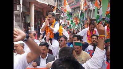 Himachal Pradesh Congress leader Vikramaditya Singh leading the party’s rally to protest unemployment in the poll-bound state at Karsog in Mandi district on Monday. (HT Photo) Himachal Pradesh Congress leader Vikramaditya Singh leading the party’s rally to protest unemployment in the poll-bound state at Karsog in Mandi district on Monday. (HT Photo)