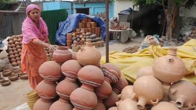 Pocket friendly: Clay pots are easily available in our country at affordable prices so you do not have to worry about burning a hole in your pocket. (HT Photo/Keshav Singh) Pocket friendly: Clay pots are easily available in our country at affordable prices so you do not have to worry about burning a hole in your pocket. (HT Photo/Keshav Singh)