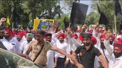 A large number of ex-servicemen marched towards the venue with black strips on their red turbans to mark their protest over the scrapping of the GoG scheme, a flagship programme of previous Captain Amarinder Singh government to hire ex-servicemen to monitor government programmes (HT PHOTO) A large number of ex-servicemen marched towards the venue with black strips on their red turbans to mark their protest over the scrapping of the GoG scheme, a flagship programme of previous Captain Amarinder Singh government to hire ex-servicemen to monitor government programmes (HT PHOTO)