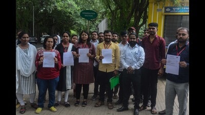 Students display marksheet at SPPU. (Shankar Narayan/HT PHOTO)