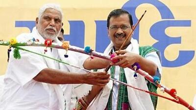AAP chief Arvind Kejriwal with Bharatiya Tribal Party (BTP) founder Chhotubhai Vasava at the ‘Adivasi Sankalp Mahasammelan’ in Chanderiya, in Gujarat’s Bharuch on May 1 (Twitter/(AAP Gujarat. Mission2022) AAP chief Arvind Kejriwal with Bharatiya Tribal Party (BTP) founder Chhotubhai Vasava at the ‘Adivasi Sankalp Mahasammelan’ in Chanderiya, in Gujarat’s Bharuch on May 1 (Twitter/(AAP Gujarat. Mission2022)