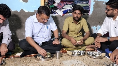Arvind Kejriwal has dinner with an auto driver, who invited him at home, in Ahmedabad, Gujarat. (Twitter/@ArvindKejriwal)