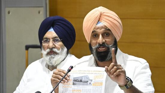 Shiromani Akali Dal (SAD) senior leader Bikram Singh Majithia on Monday demanded a CBI inquiry against Aam Aadmi Party (AAP) minister Fauja Singh Sarari over an alleged extortion tape. (HT Photo)