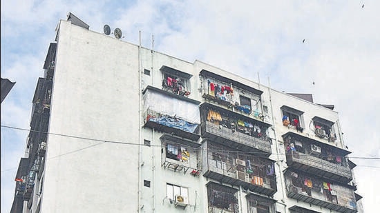 Mumbai, India - September 12, 2022: Police security outside Gulistan Apartment, Ismail Curtey Road, Pydhonie, in Mumbai, India, on Monday, September 12, 2022. (Photo by Bhushan Koyande/HT Photo) (HT PHOTO)