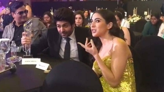 Sara Ali Khan was spotted at the OTTplay Awards 2022 with her Love Aaj Kal co-star Kartik Aaryan.(HT File Image)