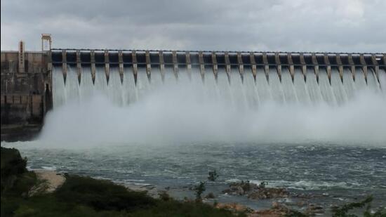 All the three major reservoirs – Srisailam, Nagarjunasagar and Pulichintala -- continued to receive heavy inflows into the Krishna river, forcing the authorities to lift the gates and release water to the downstream. (HT Photo)