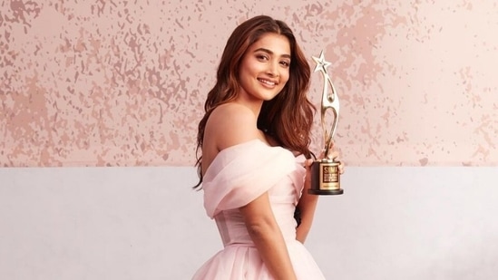Pooja Hegde lives her Princess moment in a stunning blush pink off-shoulder gown at SIIMA 2022&nbsp;(Instagram)