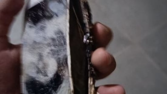 Manjeet shared photographs of the exploded phone on Twitter.&nbsp;(Twitter/@Mdtalk16)