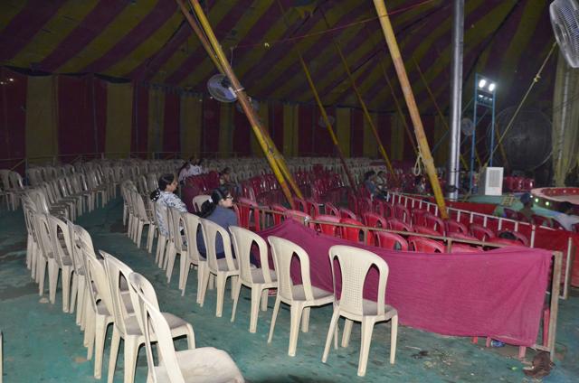 Low turnout at the Amar circus in Ludhiana has forced organisers to cancel afternoon shows on week days. (Harvinder Singh/HT) Low turnout at the Amar circus in Ludhiana has forced organisers to cancel afternoon shows on week days. (Harvinder Singh/HT)