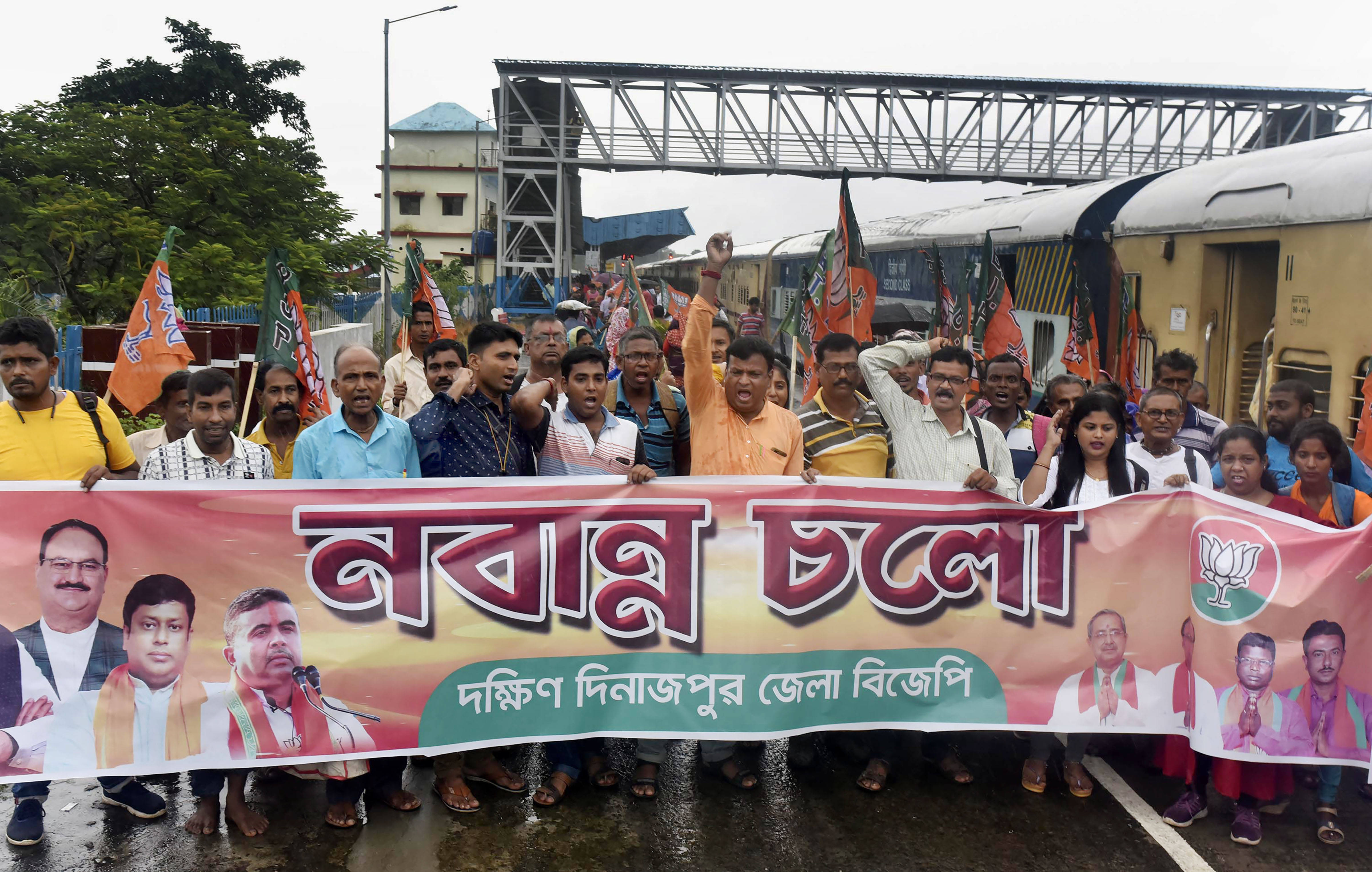 BJP supporters raise slogans before boarding a Kolkata-bound train to participate in the party's 'Nabanna Abhijan' march, to be held on Tuesday (PTI) BJP supporters raise slogans before boarding a Kolkata-bound train to participate in the party's 'Nabanna Abhijan' march, to be held on Tuesday (PTI)