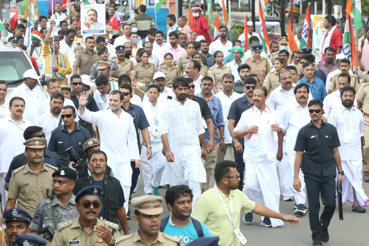 Congress MP Rahul Gandhi on a footmarch with party leaders in Thiruvananthapuram on Monday. (HT Photo)