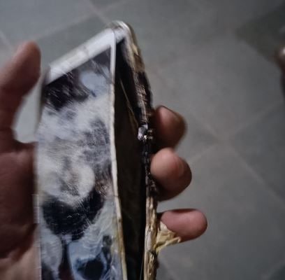 Manjeet shared photographs of the exploded phone on Twitter.&nbsp; (Twitter/@Mdtalk16)