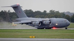 O C-17 carregando o caixão da rainha Elizabeth II aterrissa no aeroporto da Royal Air Force Northolt em 13 de setembro de 2022, antes de ser levado ao Palácio de Buckingham, para descansar na Bow Room.