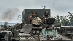 Veículos militares ucranianos movem-se na estrada no território libertado da região de Kharkiv, Ucrânia. 