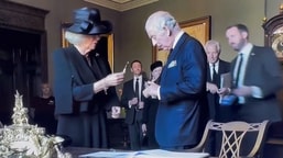 Rei Charles mostra frustração na câmera sobre uma caneta com vazamento que derramou tinta por toda a mão. 
