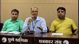 महाराष्ट्र के मुख्य चुनाव अधिकारी (सीईओ) श्रीकांत देशपांडे (केंद्र) मंगलवार को पुणे में एक संवाददाता सम्मेलन में।  (रवींद्र जोशी / एचटी फोटो)