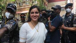 सेवानिवृत्त पुलिस अधिकारियों और पुलिस कर्मियों के एक बड़े वर्ग ने भी मंगलवार को एक मोर्चा निकाला और पुलिस आयुक्त डॉ आरती सिंह को एक ज्ञापन सौंपा, जिसमें उन्होंने नवनीत राणा पर पुलिसकर्मियों को धमकाने और उन्हें गाली देने के लिए मामला दर्ज करने के लिए कहा (HT PHOTO)