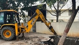 बीबीएमपी अधिकारियों के अनुसार, महादेवपुरा क्षेत्र में कम से कम 15 स्थानों की पहचान की गई है, जो वर्षा जल के प्रवाह को रोक रहे थे। (एचटी फोटो) बीबीएमपी अधिकारियों के अनुसार, महादेवपुरा क्षेत्र में कम से कम 15 स्थानों की पहचान की गई है, जो वर्षा जल के प्रवाह को रोक रहे थे। (एचटी फोटो)