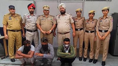 The three arrested accused and the recovered heroin in the Phillaur police custody on Tuesday. (HT Photo)