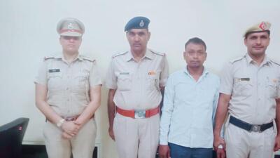 Police have recovered the cellphone of the suspect (C) and found 485 obscene videos that he used to blackmail women. (SOURCED) Police have recovered the cellphone of the suspect (C) and found 485 obscene videos that he used to blackmail women. (SOURCED)