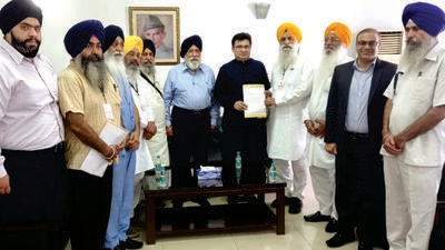 A special delegation of the Shiromani Gurdwara Parbandhak Committee (SGPC) on Tuesday met the Pakistan high commissioner in New Delhi, Aftab Hasan Khan, and demanded visas be granted to a maximum number of Sikh pilgrims aspiring to attend events to be organised to mark the centenary of Saka Panja Sahib in the neighbouring country. (HT Photo)