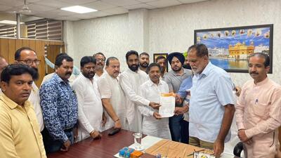 MC employees submitting a memorandum to the mayor, seeking regularisation of contractual staff, at the MC’s Zone-A office in Ludhiana. (HT PHOTO)