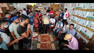 The apple growers of Himachal Pradesh were suffering huge losses due to the sudden fall in the prices of the apple in the market. (HT File) The apple growers of Himachal Pradesh were suffering huge losses due to the sudden fall in the prices of the apple in the market. (HT File)