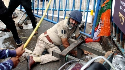 An assistant commissioner of Kolkata Police attacked by protesters amid BJP's 'Nabanna Chalo' march against the state government in Kolkata on Tuesday. (ANI ) An assistant commissioner of Kolkata Police attacked by protesters amid BJP's 'Nabanna Chalo' march against the state government in Kolkata on Tuesday. (ANI )