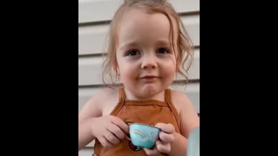 The little girl ‘serves’ some chocolate milk tea to her mom. (Instagram/@saruh2themax) The little girl ‘serves’ some chocolate milk tea to her mom. (Instagram/@saruh2themax)