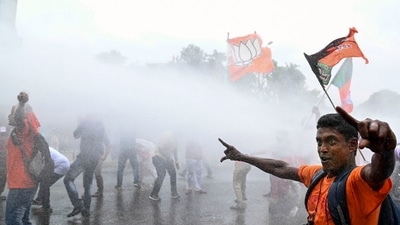 Security personnel disperse BJP supporters from the Howrah Bridge during the protest in Kolkata. (PTI) Security personnel disperse BJP supporters from the Howrah Bridge during the protest in Kolkata. (PTI)