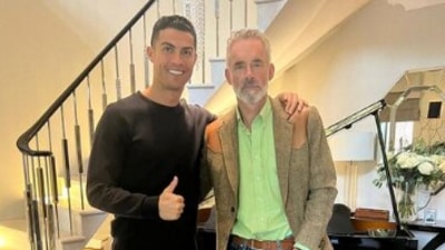 Cristiano Ronaldo poses for a photo with Jordan Peterson. (Instagram)