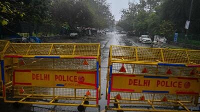 TOPSHOT - A Delhi police barrier blocks a street during a Delhi state-wide weekend curfew imposed by the authorities to curb the spreading of the Covid-19 coronavirus in New Delhi on January 8, 2022. (Photo by Prakash SINGH / AFP) (AFP) TOPSHOT - A Delhi police barrier blocks a street during a Delhi state-wide weekend curfew imposed by the authorities to curb the spreading of the Covid-19 coronavirus in New Delhi on January 8, 2022. (Photo by Prakash SINGH / AFP) (AFP)