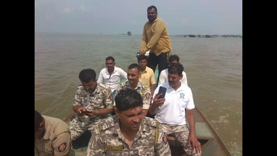 Police searching body of Deepak Barde in Godavari river (HT PHOTO) Police searching body of Deepak Barde in Godavari river (HT PHOTO)