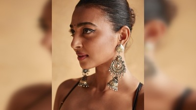Radhika Apte did not go too loud with her makeup and opted for subtle winged eyes and dewy natural skin. (Instagram/@radhikaofficial)