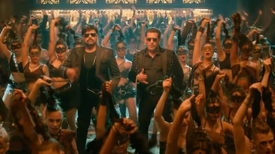 A still from God Father's song Thaar Maar Thakkar Maar. A still from God Father's song Thaar Maar Thakkar Maar.