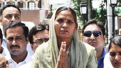 Sukhpreet Kaur was immediately rushed to a private hospital in Amritsar, where doctors said her condition was critical. (HT/Munish Byala) Sukhpreet Kaur was immediately rushed to a private hospital in Amritsar, where doctors said her condition was critical. (HT/Munish Byala)