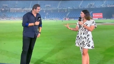 Wasim Akram talking to Mayanti Langer