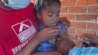 Measles is among the world's most infectious diseases and mostly spreads in the air by coughing, sneezing or close contact. (Tsvangirayi Mukwazhi/AP Photo/picture alliance ) Measles is among the world's most infectious diseases and mostly spreads in the air by coughing, sneezing or close contact. (Tsvangirayi Mukwazhi/AP Photo/picture alliance )