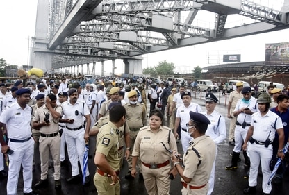 Traffic movement halted by police in view of BJP's Nabanna Cholo march at Howrah Bridge in Kolkata on Tuesday. (ANI Photo) Traffic movement halted by police in view of BJP's Nabanna Cholo march at Howrah Bridge in Kolkata on Tuesday. (ANI Photo)