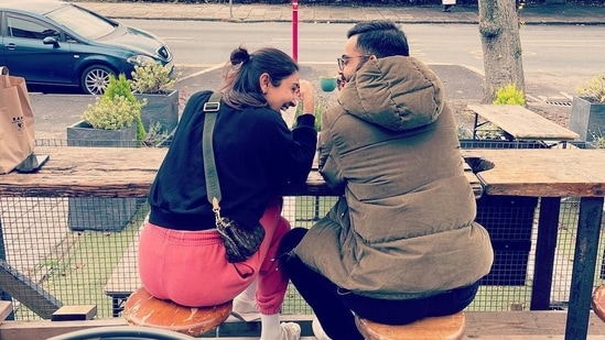 Anushka Sharma Takes A Stroll In London Clad In Denim From Head-To-Toe As  Hubby Virat Kohli Turns Her Photographer - Watch