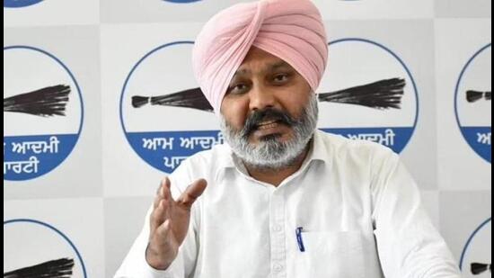 The Punjab AAP on Tuesday accused the Bharatiya Janata Party (BJP) of trying to topple its government in Punjab by allegedly offering up to <span class='webrupee'>₹</span>25 crore each to its legislators